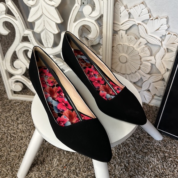 Quips Women's medium Width Pointed Toe Kitten Heel BRAND NEW IN BOX! - Picture 3 of 9